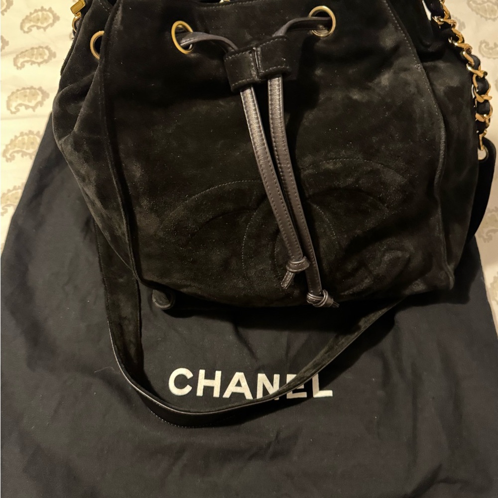 CHANEL Black Suede Drawstring bag with stitched CC Logo & 24k Gold dipped Chain - Picture 6 of 7